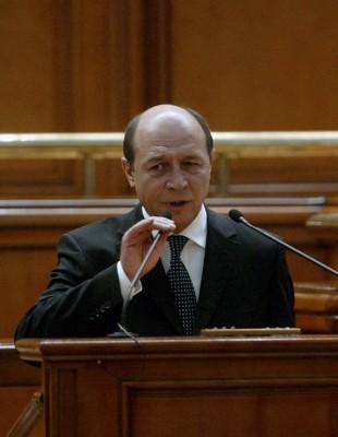 Rumäniens president Traian Basesu presenterade i måndags en rapport över landets kommunistera i det rumänska parlamentet. Han fördömde den kommunistiska regimen som "kriminell och illegitim". (Foto: Daniel Mihailescu/AFP)