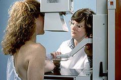 Mammografi är en typ av röntgenundersökning som görs  för att upptäcka tumörer och cystor i bröstvävnad. I många länder görs regelbunden mammografi av kvinnor i ett visst åldersintervall, så kallad screening. (Foto: wikipedia.se)