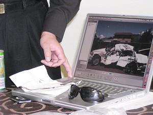 Bilden i datorn visar bilvraket som Zhang Hongbao dog i. (Foto: The Epoch Times)