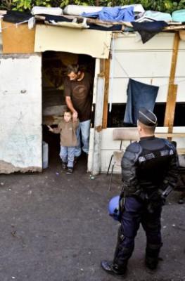 Fransk polis tömmer ett romskt läger den 27 september i Font Vert, ett distrikt i Marseille i södra Frankrike. (Foto: Boris Horvat/AFP/Getty Images)