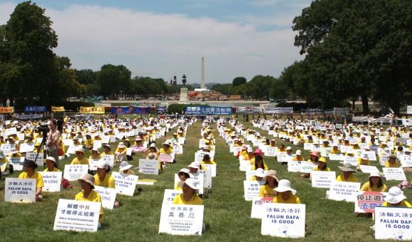 På västra gräsmattan i Washington samlades över tusen Falun Gong-utövare från hela landet och runt om i världen för att uppmärksamma 13-årsdagen av det kinesiska kommunistpartiets förföljelse av Falun Gong. (Foto: Lisa Fan/Epoch Times)
