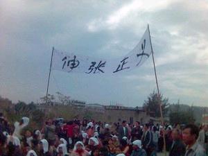 Bybor med banderoller som kräver rättvisa, efter massakern i Shanwei. (Foto: Epoch Times)
