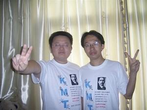Sun Buer, en oberoende kandidat i Wuhan som bär en t-shirt med tryckta vallöften på, tillsammans med Ni Jiangfeng, också han en oberoende kandidat från ett annat distrikt. (The Epoch Times)