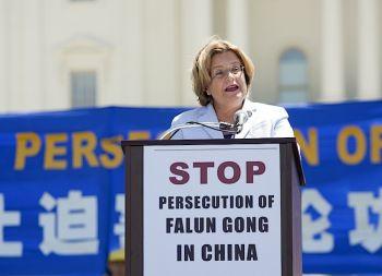 Kongressledamoten Ileana Ros-Lehtinen talade på mötet på West Lawn i den amerikanska huvudstaden i Washington, DC, torsdagen den 14 juli och sade att "förföljelsen av Falun Gong måste upphöra, och det måste sluta nu." (Foto: Shaoshao Chen / The Epoch Times)
