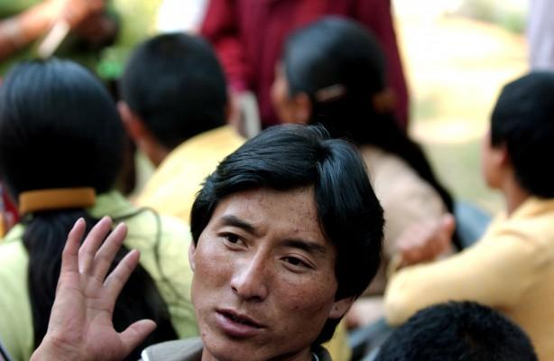Tibetanska flyktingen Lobsang Gyaltsen gestikulerar när han svarar på en fråga på mediamötet anordnat av Tibetan Centre for Human Rights i New Delhi, Indien den 23 oktober. De tibetanska flyktingarna berättade om sin flykt från de kinesiska soldaterna, vilka sköt mot dem på vägen till Nepal. 40 personer lyckades ta sig över gränsen. 2 personer dog; en 17-årig nunna och ett barn på 11 år. Omkring 20 personer, däribland barn, riskerar fängelse i Kina. (Foto: AFP/Manpreet Romana)
