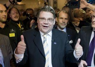 Ledare för Sannfinländarnas parti, Timo Soini, tittar i partiets vallokal i Helsingfors den 17 april på valets slutresultat som visar att hans parti vunnit 18,7 procent. (Foto: Jonathan Nackstrand / Getty Images)