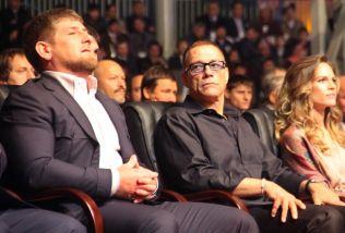 Den belgiske skådespelaren Jean-Claude Van Damme (i mitten) och skådespelerskan Hilary Swank (till höger) med den tjetjenska presidenten Ramzan Kadyrov (till vänster). Tillsammans tittar de på en show i Grozny den 5 oktober 2011, till presidentens ära. (Foto: STR/AFP/Getty Images)