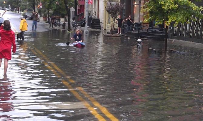En man trotsar stormen Irenes ankomst och paddlar kajak i vattenmassorna på Broadway i Soho. (Foto: Zack Stieber/Epoch Times)

