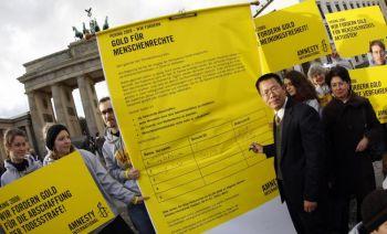 Teng Biao skriver under en petition för mänskliga rättigheter i Kina (Foto: Marcus Brandt/AFP/Getty Images)
