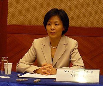 Jenny Fang, NTDTV:s samordnare för korporativa relationer, informerar media om Eutelsats agerande. (Foto: Epoch Times)