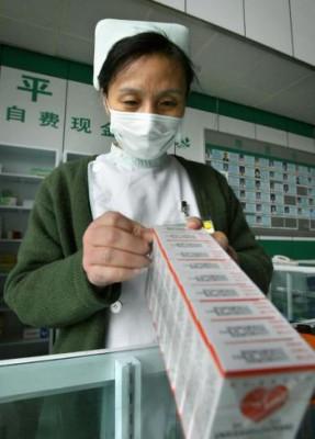 En sjukhusanställd i Peking förpackar medicin. Falsk medicin från Kina har sannolikt orsakat hundratals, kanske rentav tusentals dödsfall utanför Kina de senaste åren. (Foto: Frederic J. Brown/AFP/Getty Images)
