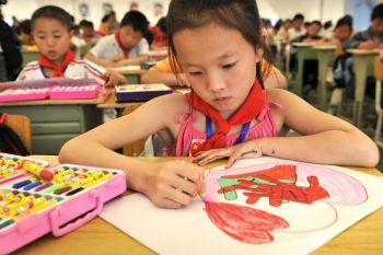 Barn målar tecknigar i ett klassrum i Sichuanprovinsen. På många förskolor över hela Kina är barn som bär på Hepatit B-viruset portförbjudna. (Foto: Peter Parks/AFP/Getty Images)