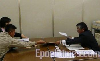 Tuidang-centret i Japans ordförande Kunio Sato överlämnar det öppna brevet. (Zhang Benxhen/ Epoch Times)
