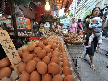 En försäljare säljer ägg från Thailand från ett marknadsstånd i Hongkong. Kinesiska ägg anses nu som osäkra efter att melaminförorenade kinesiska ägg upptäcktes i Hongkong. (Foto: Mike Clarke/AFP/Getty Images)
