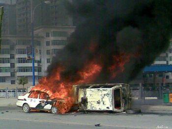 Myndighetsbilar sattes i brand i staden Lognan. (Foton: Tillhandahållna från Internetanvändare i Kina)
