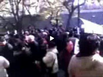 Storskaliga protester utanför Pekings kommunregering den 19 november. (Foto: Youmaker.com screenshot)
