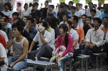 Arbetslösa som letar jobb på en arbetsförmedling i staden Xiamen i Fujian-provinsen. 