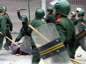 En man som misshandlas av kravallpolis.(Bilder tillhandahållna av internetanvändare i Kina)
