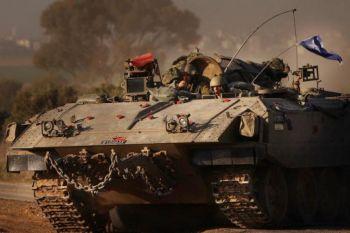 Israelsika soldater i en stridsvagn längs gränsen mellan Israel och Gaza. (Foto: Spencer Platt/ Getty Images)
