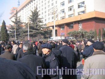På morgonen den 8 januari försökte nästan 2000 veteraner tvinga sig in på Shaanxiprovinsens lokalregerings kontor. (Foton: Epoch Times)
