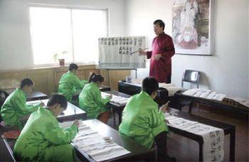 Studenter med traditionella dräkter läser de fyra böckerna och Fem klassikerna och skriver kinesiska tecken på gammal stil användande penslar i en privatskola i staden Shenyang, provinsen Liaoning. (Foto: Epoch Times)
