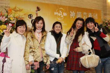Föreställningen är verkligen en ära för det kinesiska folket, sade de unga kinesiskorna. (Foto: Epoch Times)
