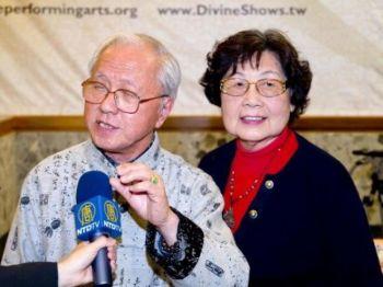 Chen Yueshan, en internationellt välkänd kalligraf såg Shen Yuns föreställning i staden Chiayi i Taiwan,  med sin hustru. (Tang Bin/The Epoch Times)
