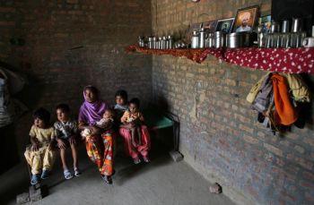 En indisk bonde sitter med sina barn i samhället Bhatuan, 150 kilometer väster och Chandigarh. Hennes make begick självmord i november 2007 på grund av höga skulder. (Pedro Ugarte/AFP/ Getty Images)
