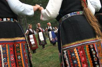 Bulgariska kvinnor sjunger medan de dansar “horo”, en traditionell ringdans, på den nionde National Festival of Bulgarian Folk Art. (Valentina Petrova/AFP/ Getty Images)
