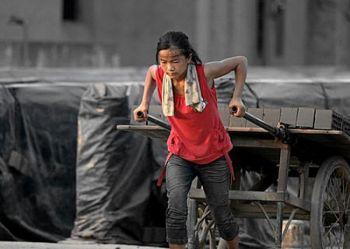 15-åriga Zhang Qianqian arbetar 12 timmar om dagen på ett tegelbruk på den kinesiska landsbygden på sitt sommarlov. (Foton erhållna av en kinesisk bloggare)
