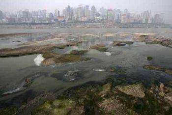 Förgiftat vatten i Yangtzefloden i Chonqingkommunen i Kina, 28 mars 2007. Yangtzefloden har blivit en av de mest förorenade floderna i världen. (Foto: China Photos/Getty Images)