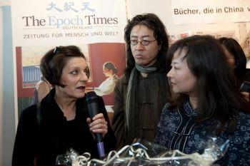Mottagare av 2009-års Nobelpris i litteratur, Herta Müller (till vänster), med kinesiska författaren och dissidenten Bei Ling (till höger) stannar vid Epoch Times monter på bokmässan i Frankfurt. (Foto: Jason Wang/The Epoch Times)
