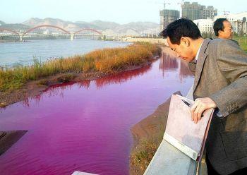 Industriutsläpp har färgat en kilometerlång del av Gula floden röd i Lanzhou, provinshuvudstad i Gansuprovinsen, 22 oktober 2006. (Foto: The Epoch Times Archive)