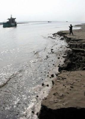 Stranden vid Yangtze-floden. En anställd vid en urangruva hävdar att gruvanställda felaktigt hällt radioaktivt material i Yangtze-floden och därmed förorenat vattnet. (Foto: STR/AFP/Getty Images)
