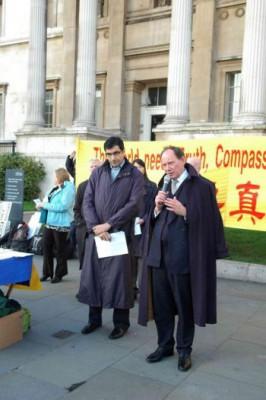 Vice ordförande i EU-parlamentet, Edward McMillan-Scott, höll tal på internationella människorättsdagen där han krävde ett slut på förföljelsen av Falun Gong. (Foto: Max Lin/The Epoch Times)