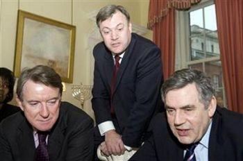 Englands näringsminister Peter Mandelson (vänster), skolminister Ed Balls (mitten) och premiärminister Gordon Brown i samspråk under ett möte för att diskutera planen om tillgång till datorn i hemmet på Downing Street i London, den 11 januari, 2010. (Foto: Paul Grover /AFP / Getty Images)