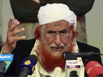 Den jemenitiske radikale prästen Shejk Abdulmajeed al-Zendani, som av den amerikanska administrationen betecknas som en "global terrorist", talar under en presskonferens i Sanaa den 14 januari, 2010. (Foto: Ahmad Gharabli / AFP / Getty Images)
