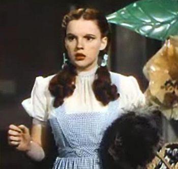 Judy Garland som Dorothy i Trollkarlen från Oz. Dorothys skor var egentligen i silver och inte röda. Så sägs det åtminstone i originalberättelsen. (Foto: Wikipedia)