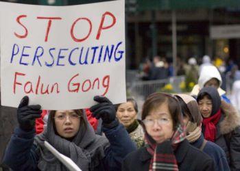 På detta arkivfoto protesterar Falun Gong-utövare som bor utanför Kina mot förföljelsen av utövarna i Kina inför OS i Peking. (Foto: Jeff Nenerella/The Epoch Times)