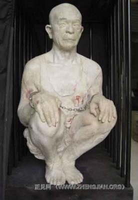 Konstprofessor Kunlun Zhangs skulptur som visar tortyr han utsattes för i händerna på kinesiska tjänstemän. Professor Kunlun, en kanadensisk medborgare, tillbringade tre månader i fångenskap och förföljdes i Kina innan han kunde räddas tillbaka till Kanada med hjälp av den kanadensiska regeringen. (Foto: www.zhengjian.org)