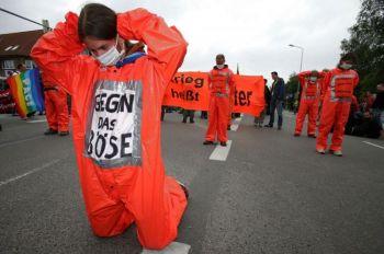 Demonstranter, utklädda till guantanamofångar, protesterar mot tortyr den 5 juni 2007 i Rostock Warnemünde, Tyskland. (Foto: Johannes Simon / Getty Images)