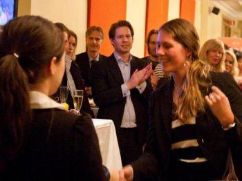 Några ur publiken möter artisterna vid mottagningen efter föreställningen i Stockholm den 6:e april, 2010. (Foto: Roger Luo/The Epoch Times)
