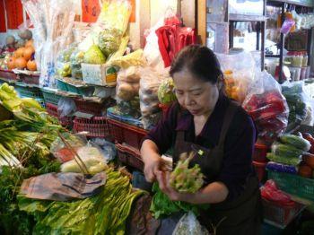 Chen Shu-chu vid sitt grönsaksstånd på en marknad i Taitung i östra Taiwan. (Foto: The Epoch Times) 
