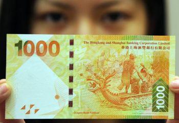 Hongkongs nya 1000-dollarsedel visas upp den 20 juli. Hongkongs monetära myndighet och de tre banker som ger ut sedlar har meddelat den nya 2010-serien av sedlar, vilken består av fem valörer. (Foto: Mike Clarke/Getty Images )
