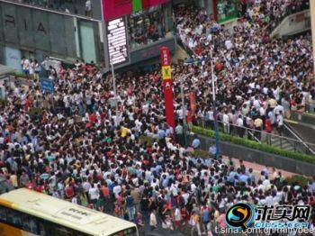 En del av de 10 000 människorna som demonstrerade i Guangzhou. (Foto från internet)
