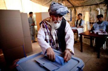 En afghansk man röstar i en vallokal i parlamentsvalet den 18 september i Mazar-e-Sharif, provinsen Balkh, norr om Kabul, Afghanistan. (Foto: Majid Saeedi / Getty Images)

