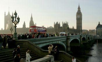 Turister njuter av utsikten från Westminster Bridge i London. På söndagen den 3 oktober, informerade amerikanska utrikesdepartementet (DOS) de medborgare som reser till Europa om att risken för attacker från al-Qaida och liknande grupper mot europeiska huvudstäder kan vara större än vanligt. (Foto: Daniel Berehulak / Getty Images)
