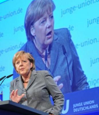 Tyska förbundskanslern Angela Merkel vänder sig [i ett videoklipp på guardian.co.uk] till de unga i Junge Union, det kristdemokratiska ungdomsförbundet (CDU) i Potsdam, i östra Tyskland den 16 oktober när hon talade om dagens mångkultur i Tyskland. (Foto: Bernd Settnik/AFP/Getty Images)
