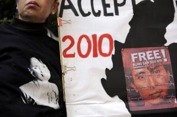 En demonstrant visar bilder av den burmesiska demokrati ikonen Aung San Suu Kyi under en demonstration i Tokyo, Japan. (Foto: Toshifumi Kitamura / AFP/ Getty Images)