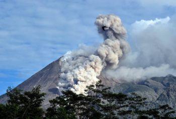 Indonesiens Merapi-vulkan spyr ut heta askmoln den 2 november. (Foto: Adek Berry/Getty Images)
